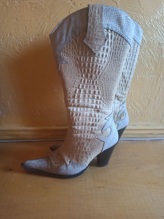 Продам шкіряні казаки,шиті на замовлення,зі шкіри пітона і крокодила.