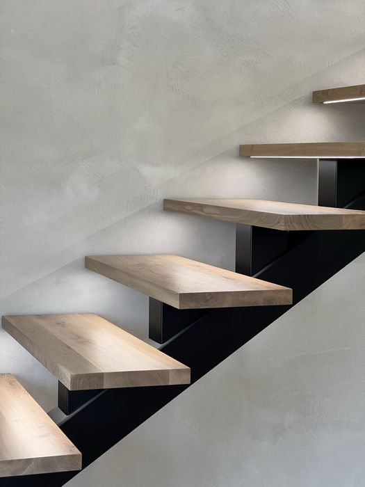 Schody Drewniane Na Konstrukcji Stalowej, metalowa belka centralna