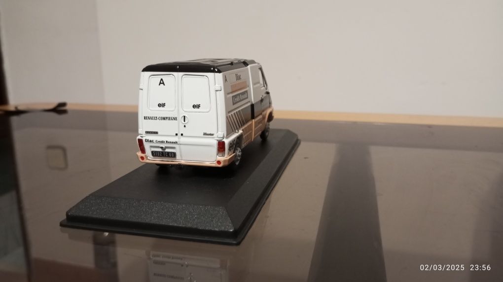 Miniatura de carrinha de assistência renault rally 1/43 1985