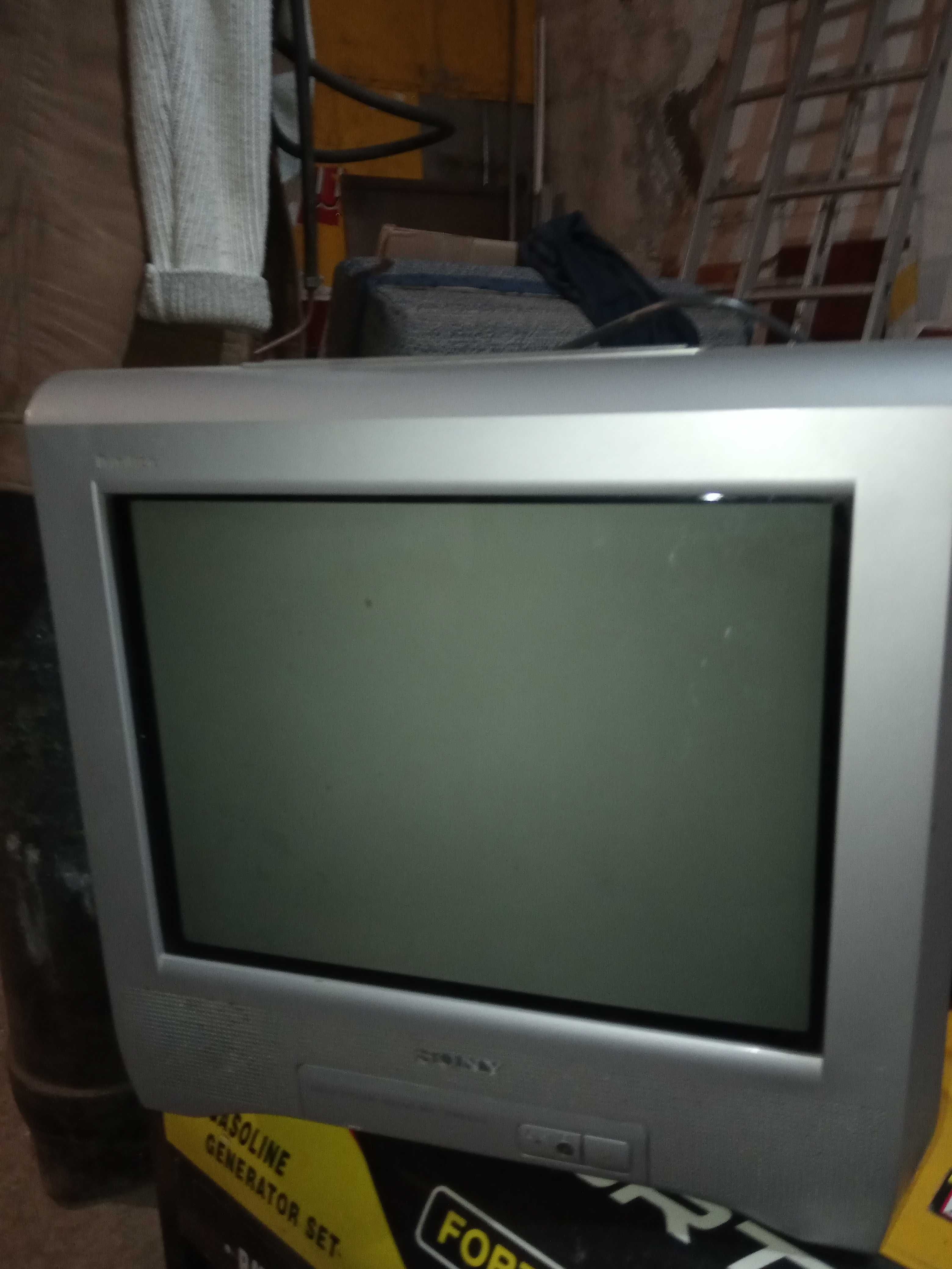 Продаю телевизор (маленький) с приставкой Тв  2  600 гр