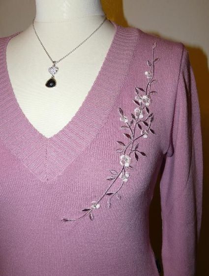 Śliczny różowy sweterek z haftem w kwiatki, r. S/M