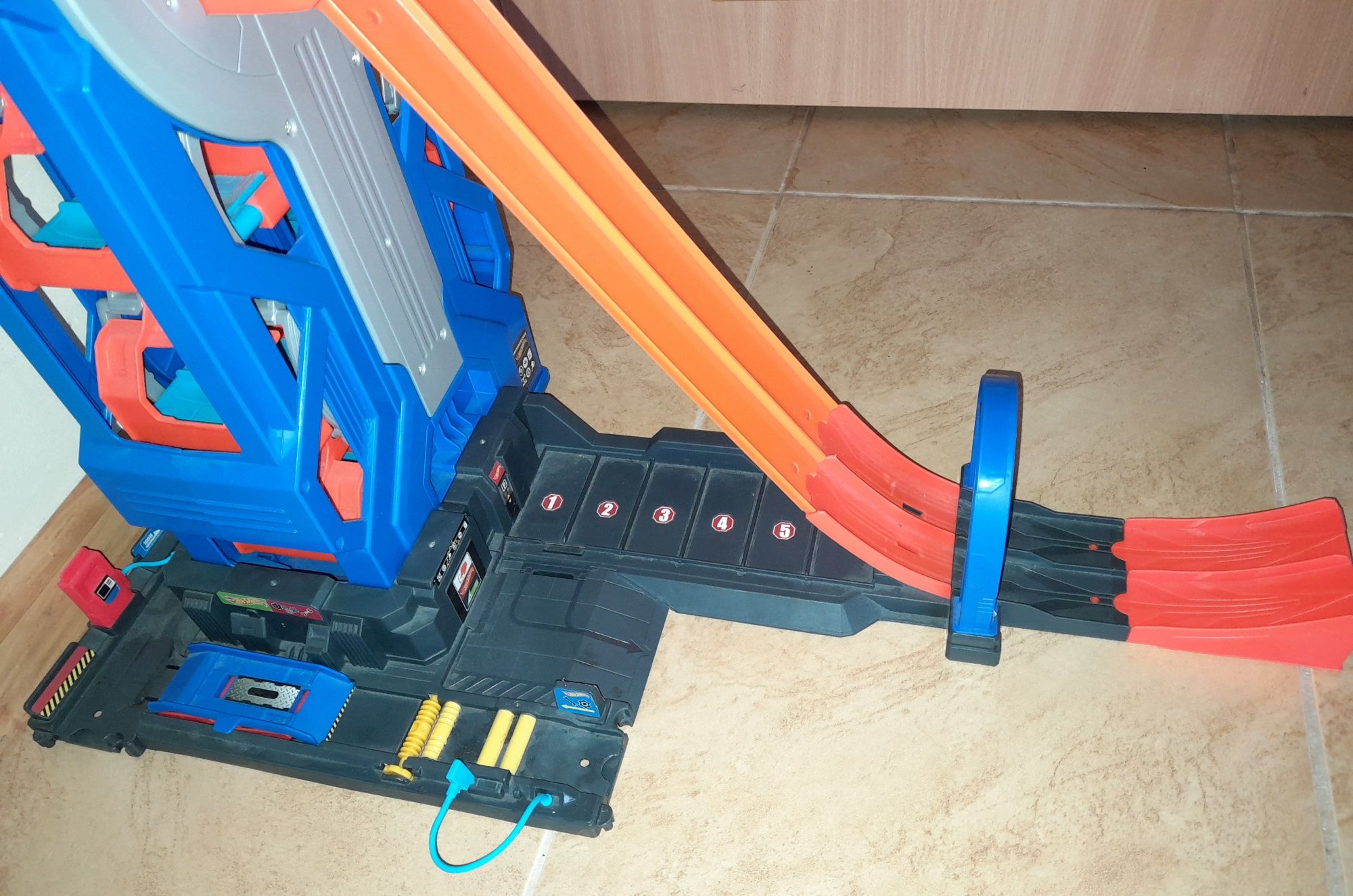 Hot wheels city mega garage garaż tory zjeżdżalnia