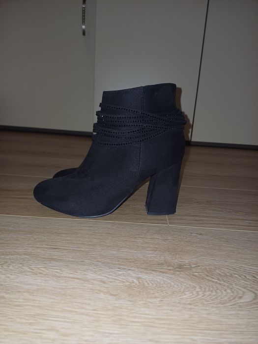 Ботинки жіночі на каблуку