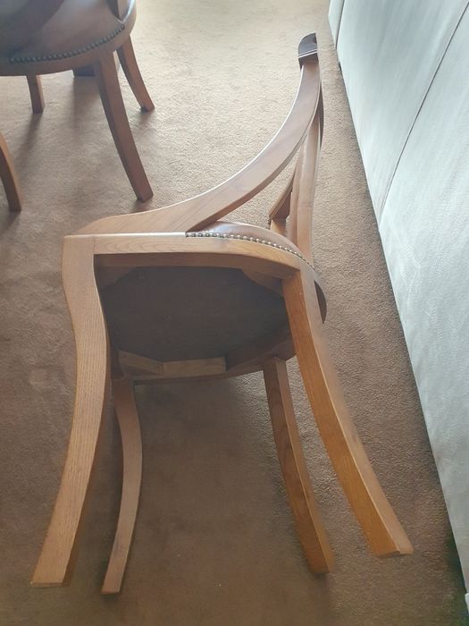 Cadeiras de sala de jantar em madeira e pele