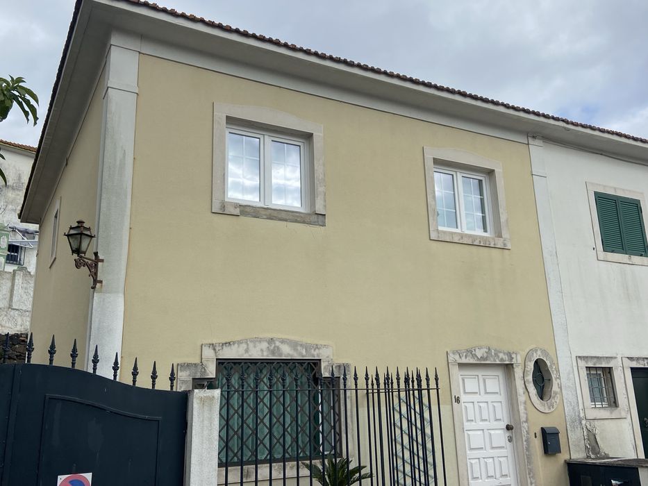 Quarto individual com casa de banho privativa.