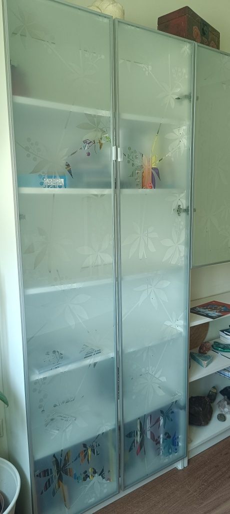 Estante IKEA com portas de vidro