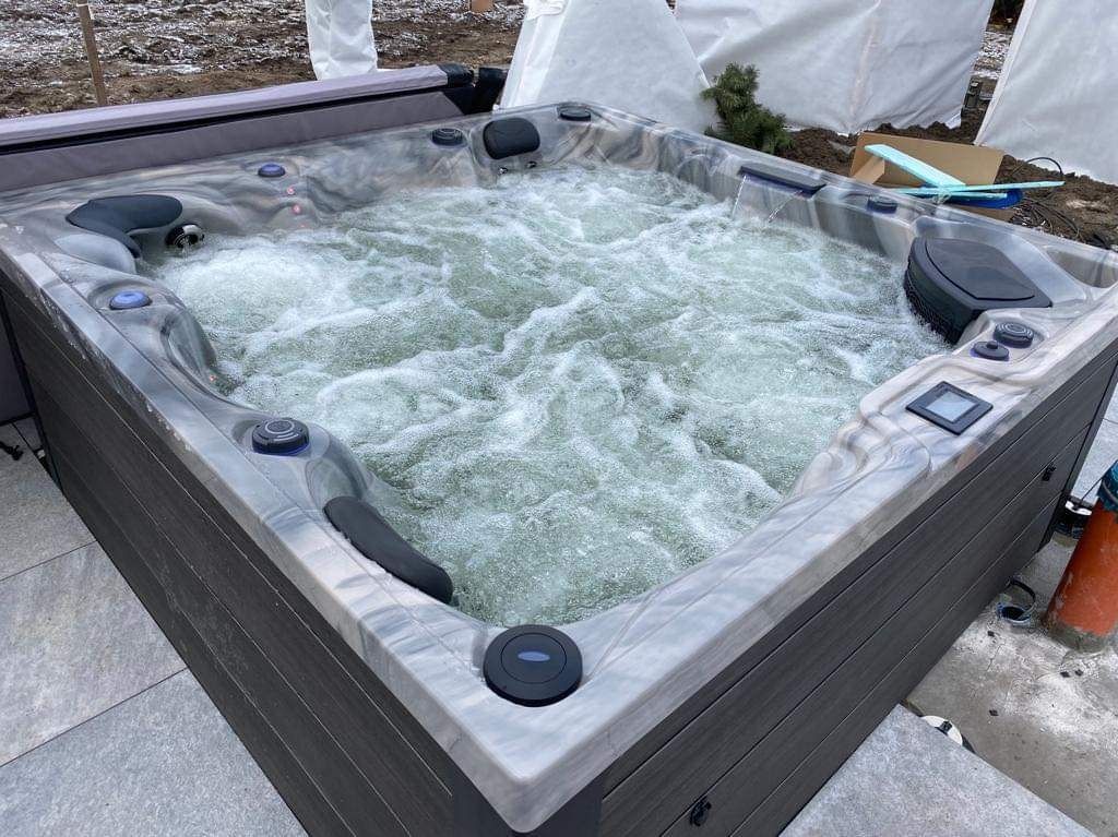 Wielki Onyx od Platinum Spas jacuzzi wanna ogrodowa 5 pomp