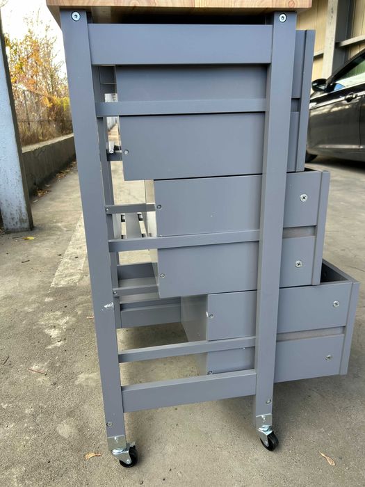 Kredens z szufladami na kółkach , szafka - wózek na kółkach .Złożona