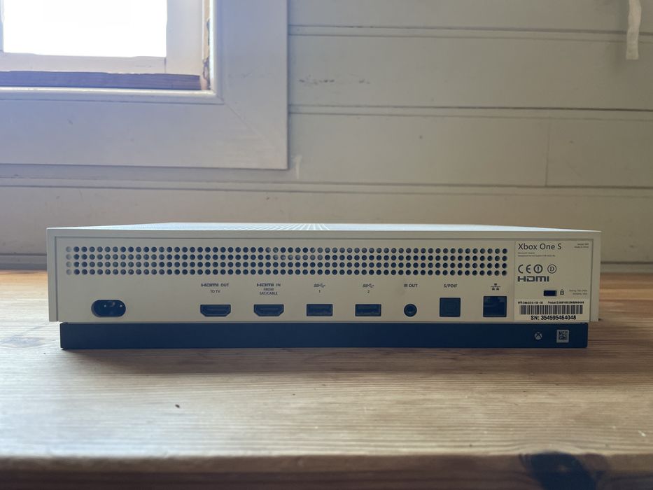 Xbox One S c/ 2 comandos e caixa