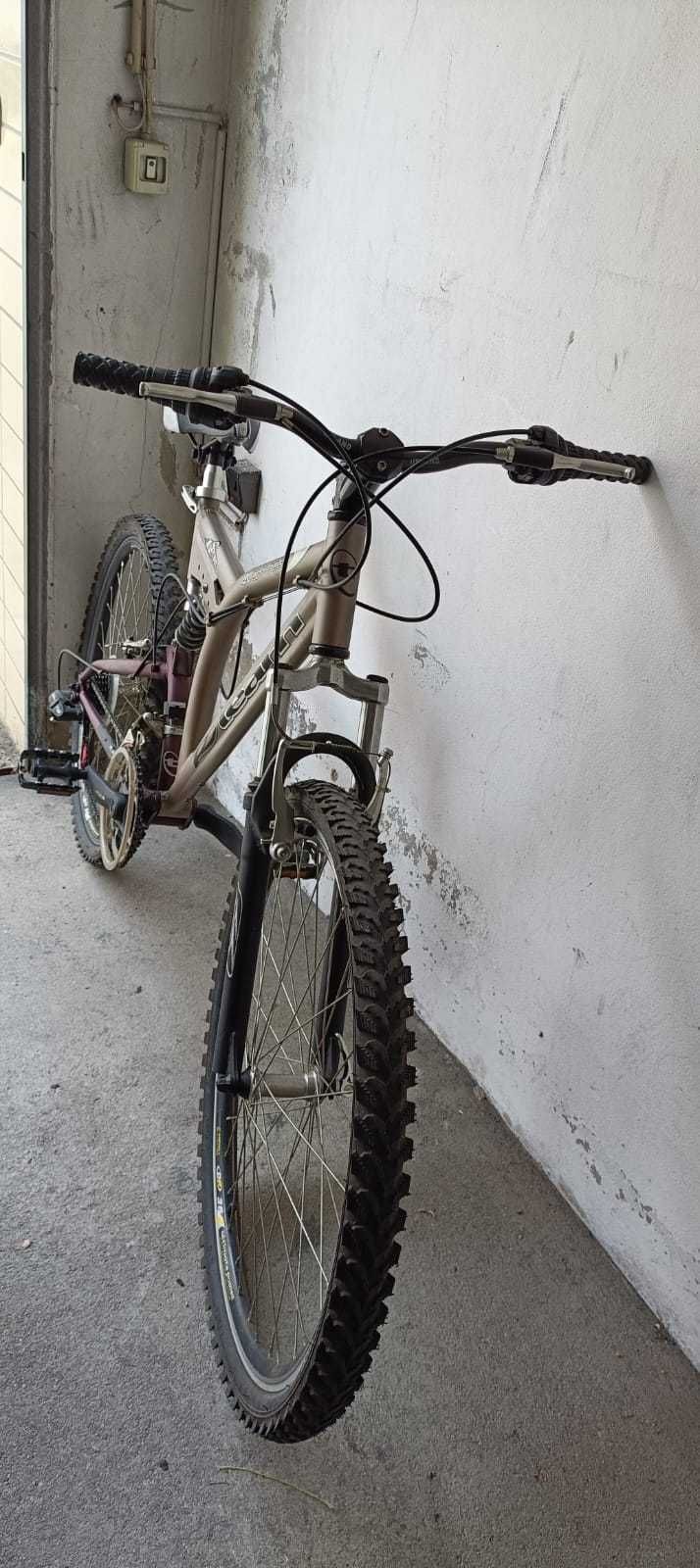 Bicicleta com pouco uso de 18 velocidades