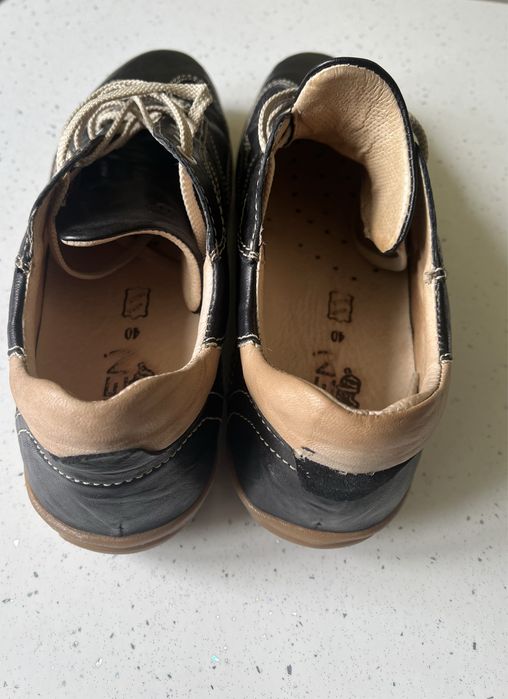 Продам підліткові кросівки.