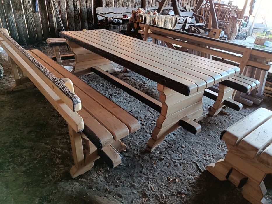 Продаеться стіл злавками та двома табуретками  55000 грн