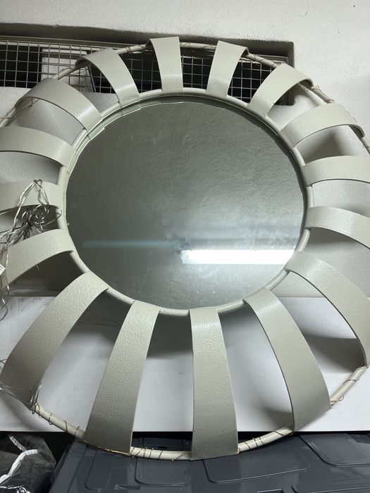 Espelho  com moldura  em redondo