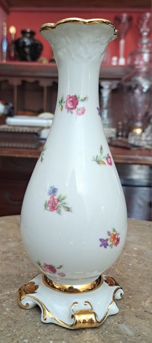 Jarra vista alegre com pé recortado e acabamento ouro