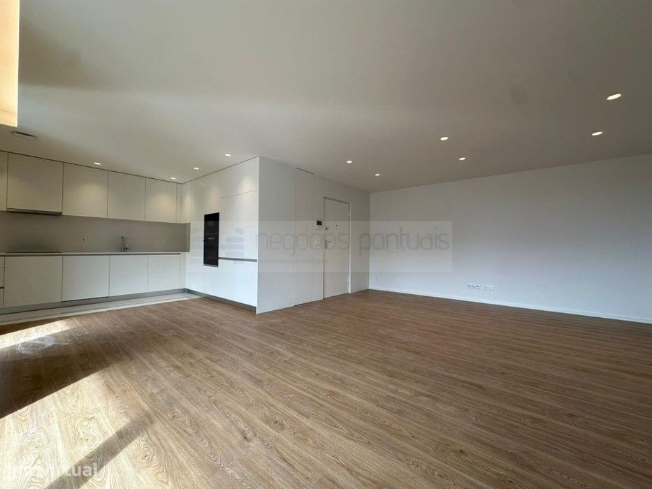 Apartamento T3 Novo com cozinha equipada