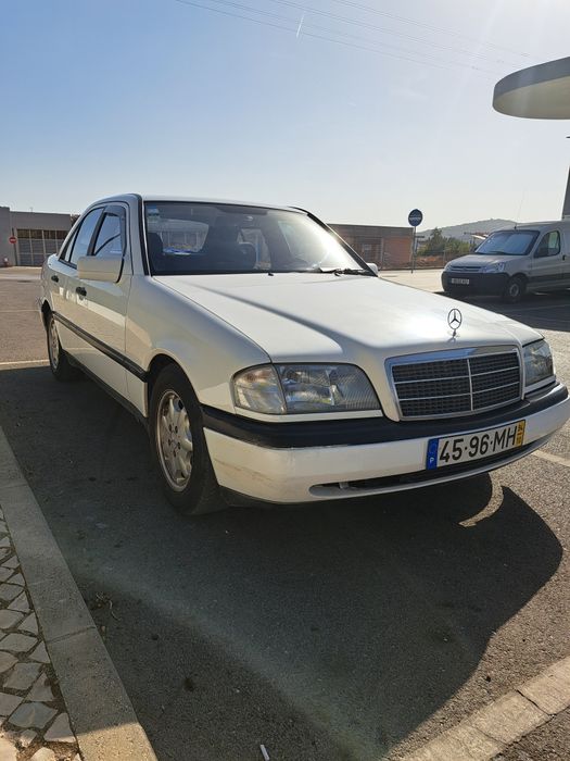 Vendo Mercedes Benz  C220 diesel em bom estado geralm