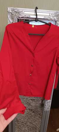 Блузка красная с вырезом