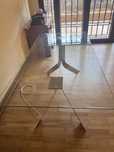 Mesa de Vidro com Pés em Aço Inoxidável – Design Moderno