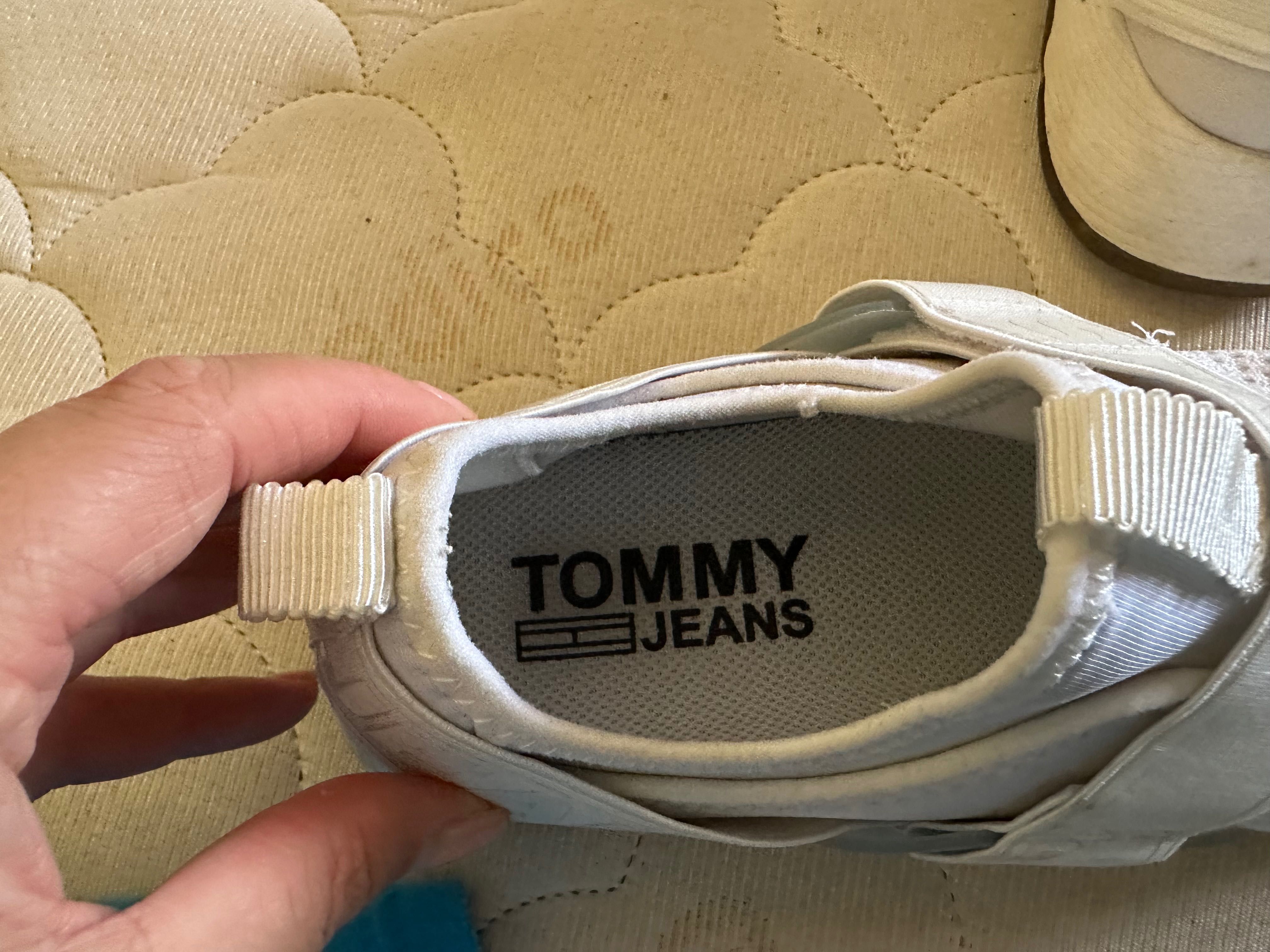 Sapatilhas da Tommy Jeans em bom estado