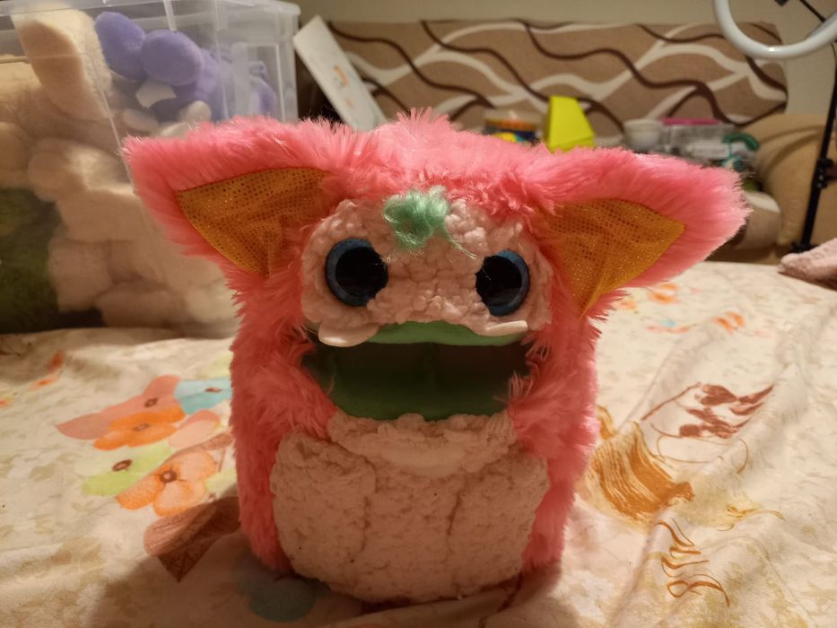 Brinquedo a pilhas que fala rizby