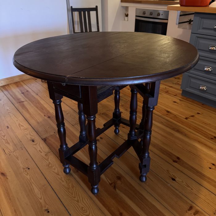 Mesa de madeira autêntica — compacta e prática