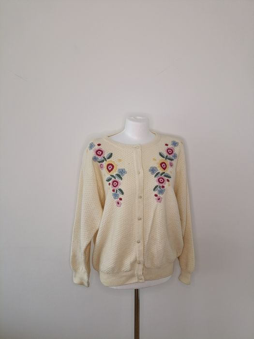Przepiękny kardigan zapinany na guziki z wzorem kwiatowym