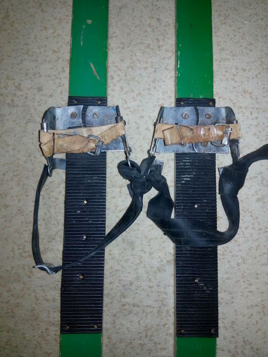 Лыжи беговые с палками времён СССР Юность.