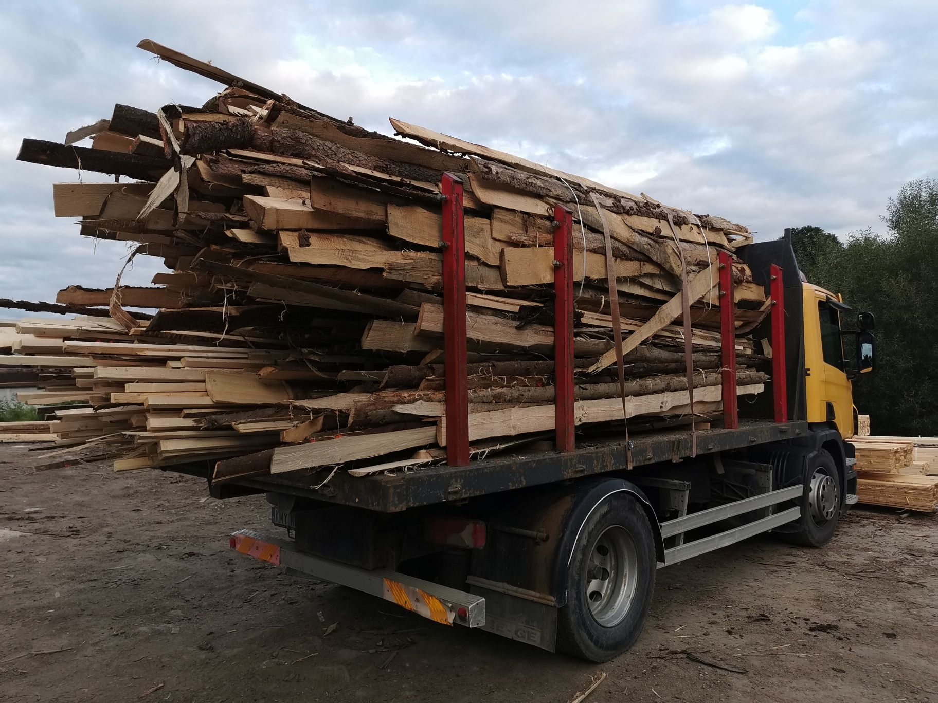Zrzyna świerkowa pakowana z dowozem – Scania do 18 mp! Drewno opałowe!