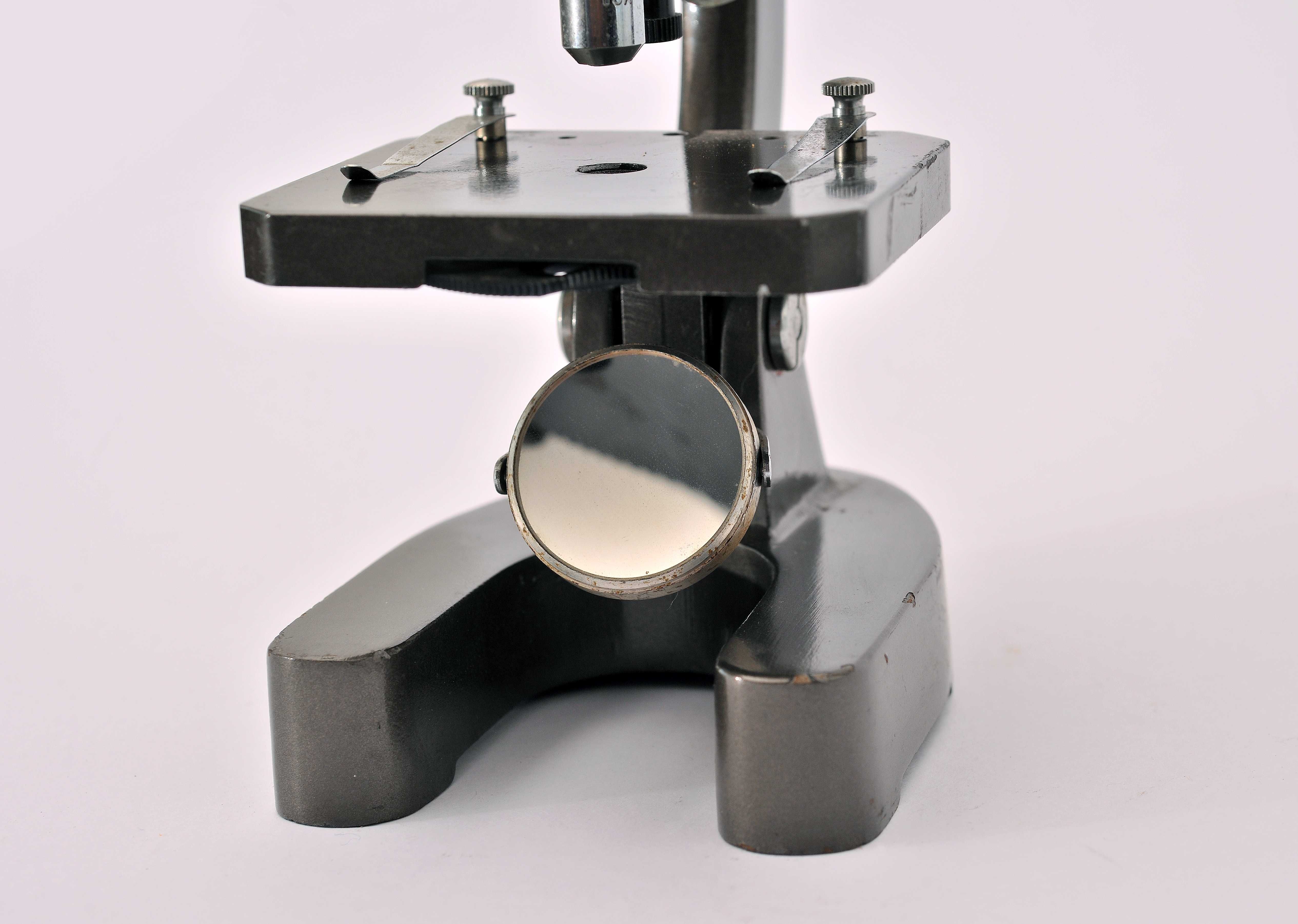 Microscópio com encaixe Nikon F