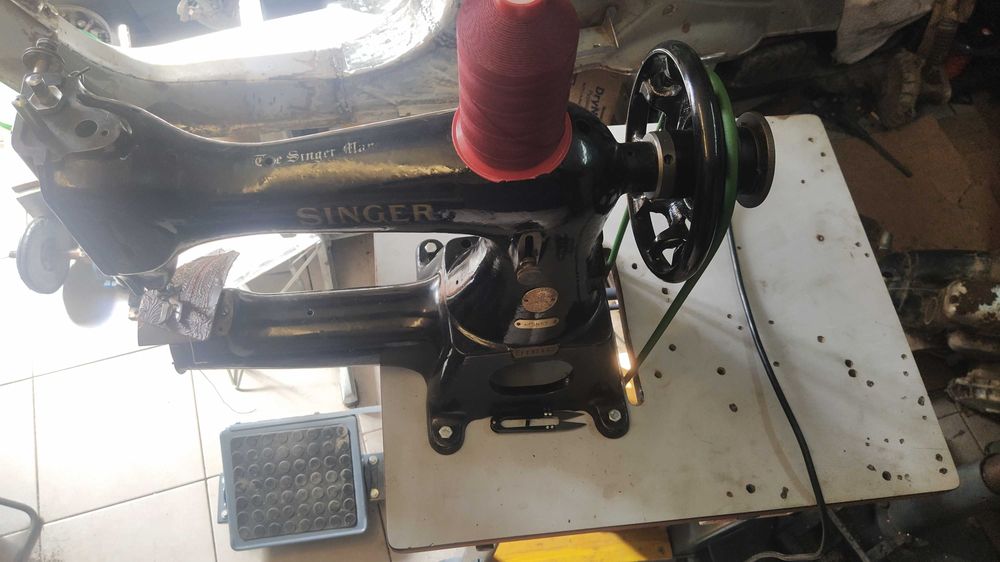2 Máquinas de braço Singer, Pfaff para coser couro e pele.