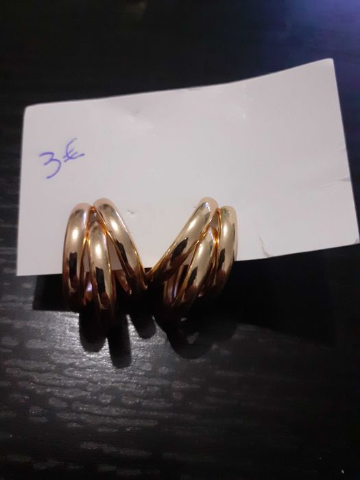 Brincos novos variados