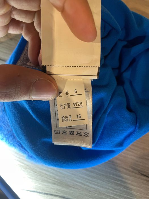 Niebieska czapka zimowa z pomponem Wed'ze – miękka, ciepła, jak nowa