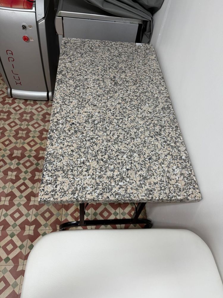 Mesa com pedra em granito