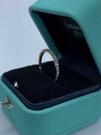 Золота каблучка діамантова доріжка в стилі Tiffany.