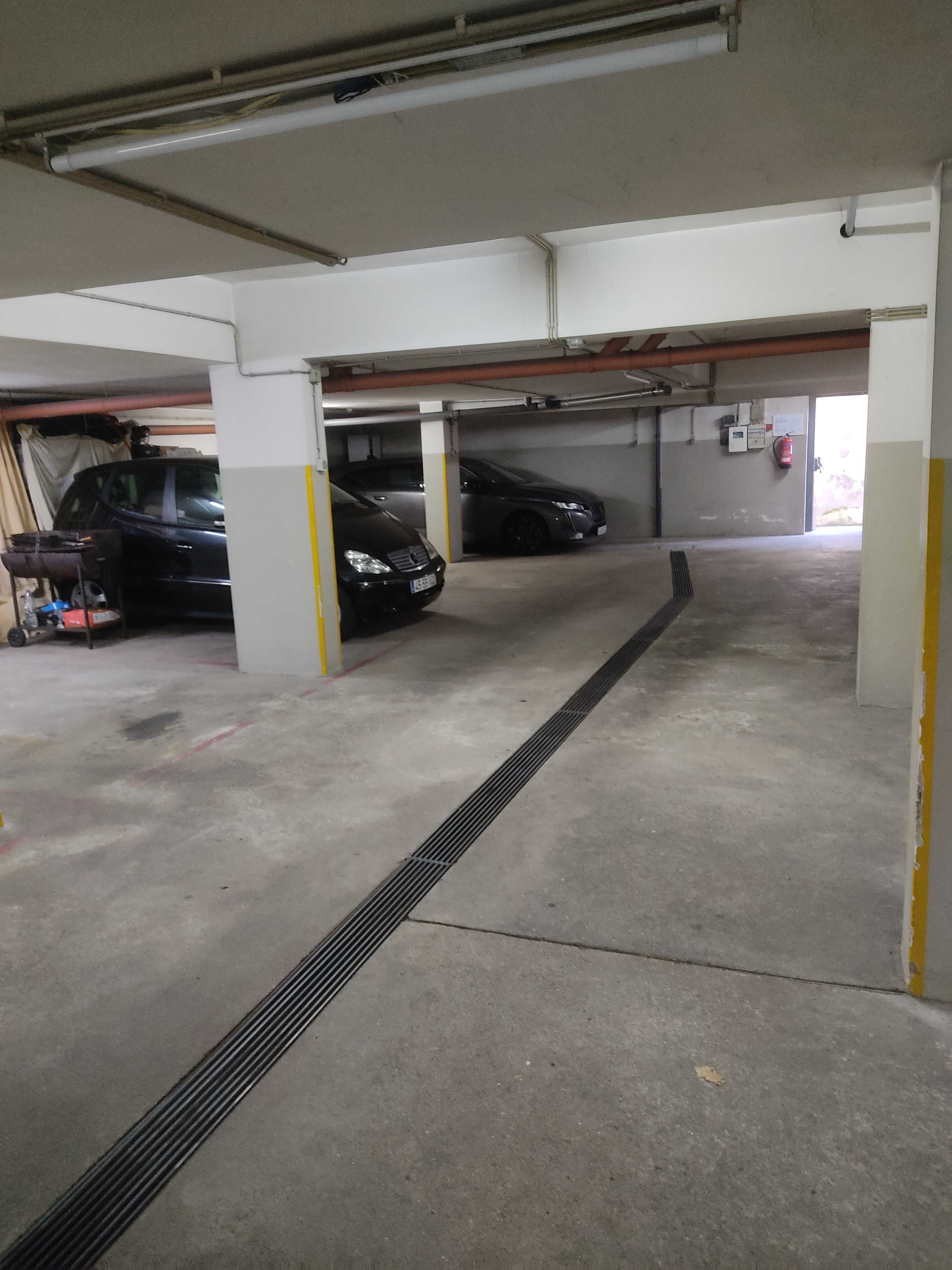 Garagem Espaçosa na Maia: Reserve já o Seu Espaço de Estacionamento!
