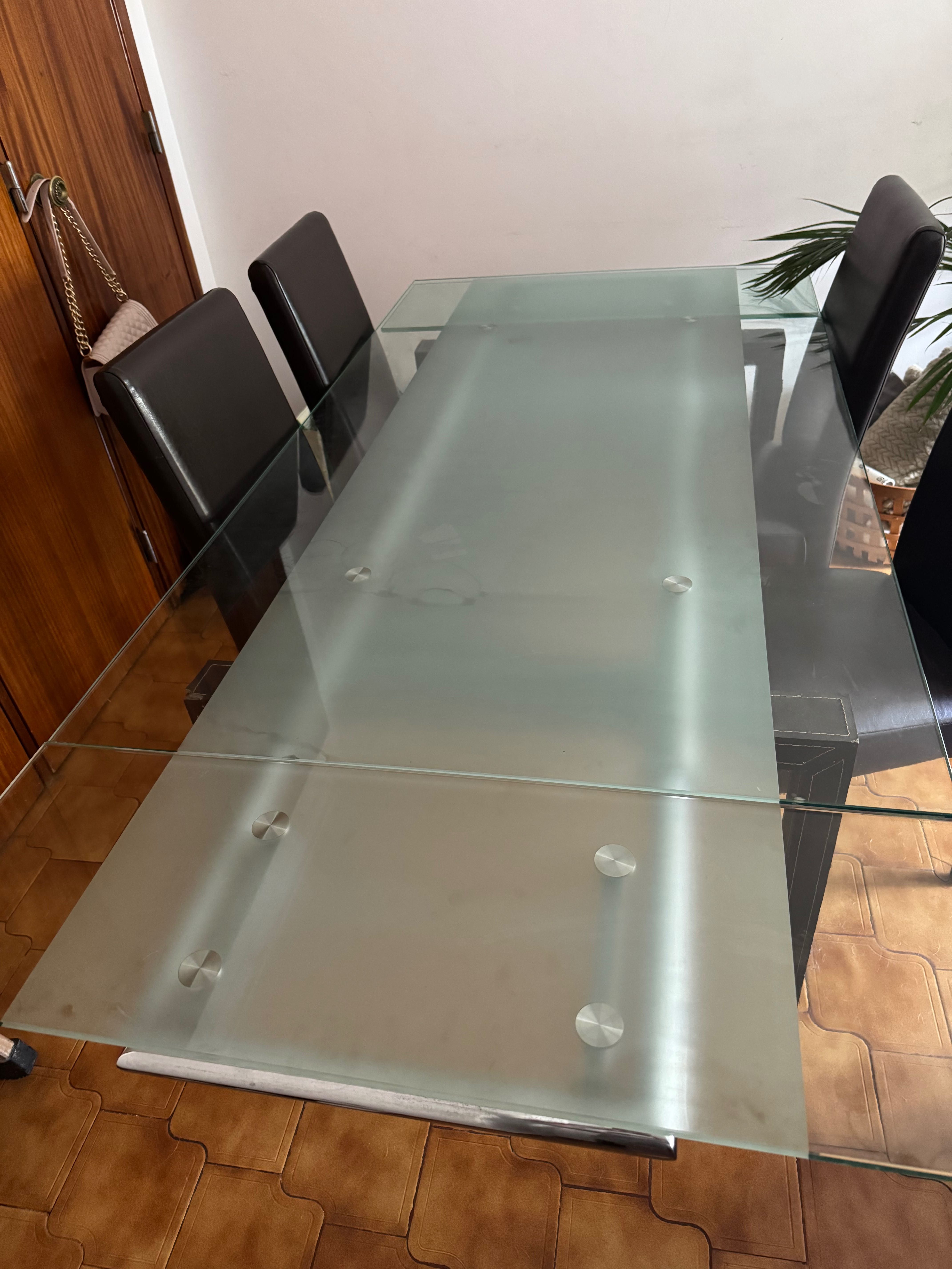 Mesa de vidro com 4 cadeiras