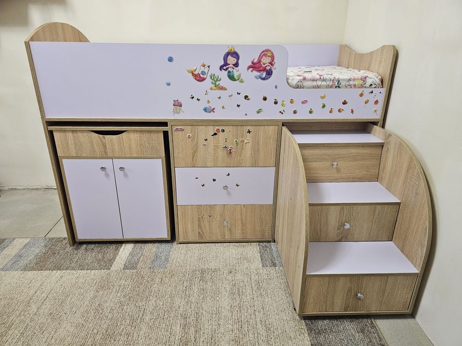 Функціональне дитяче ліжко-чердак зі столом, тумбою та  сходами.