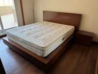 Cama de casal com colchão e mesa de cabeceira
