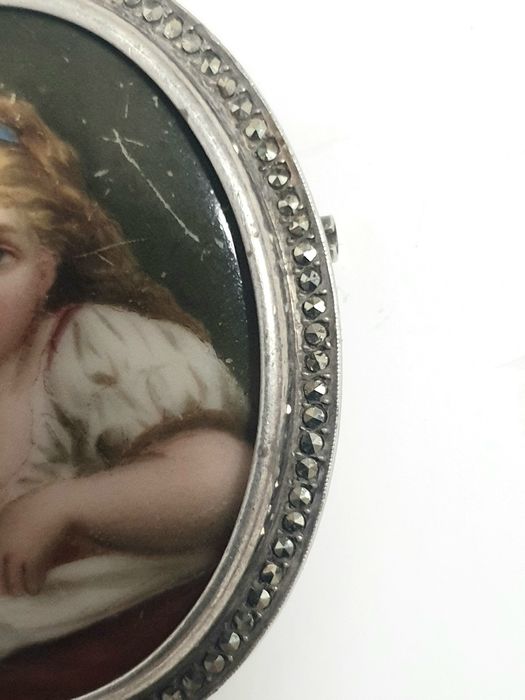 Antiga pregadeira em prata com amoroso retrato em pintura à lupa
