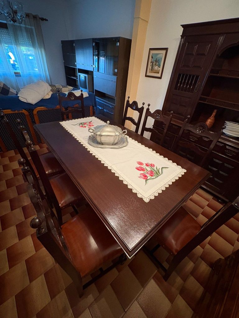 Mesa de jantar com 8 cadeiras