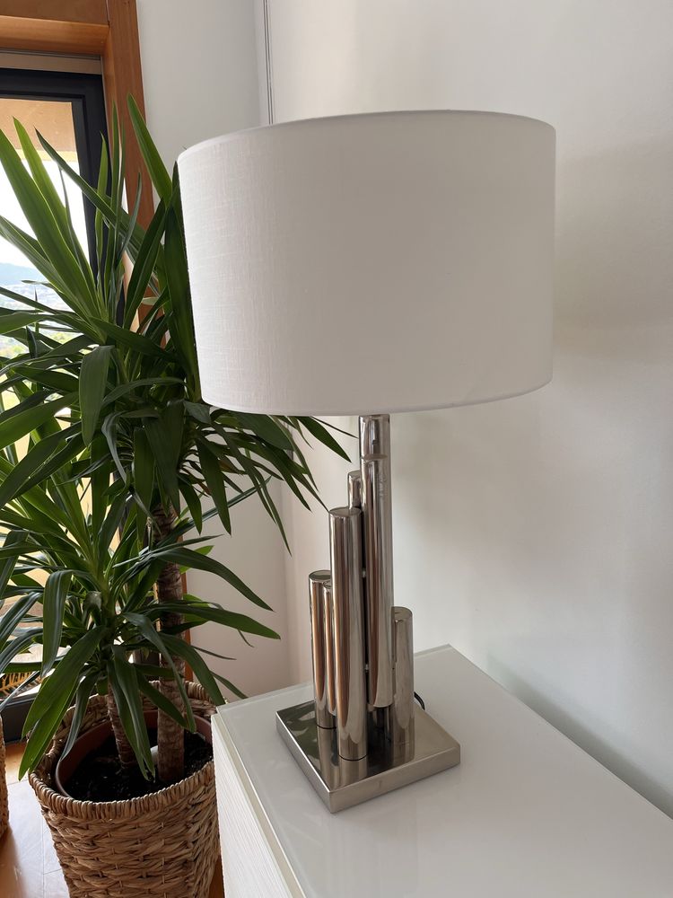Elegante Candeeiro com abat-jour
