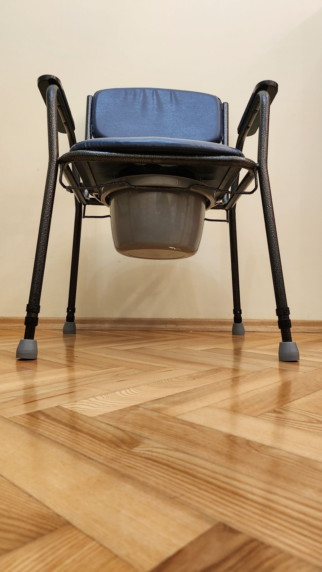 Krzesełko toalelowe rehabilitacyjne z regulowaną wysokością