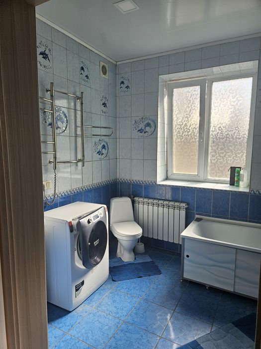 Два будинки в одному дворі