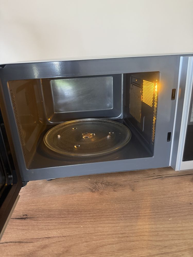 Mikrofalòwka 800 W 23 l timer odmrazacz