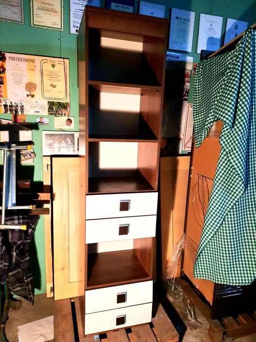 Regał z szufladami