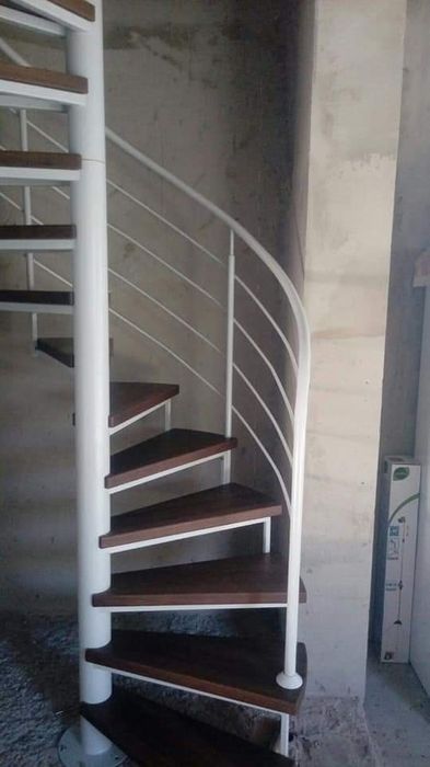 Гвинтові сходи перила нержавіка ковка стекло дерево ступені дуб ясен