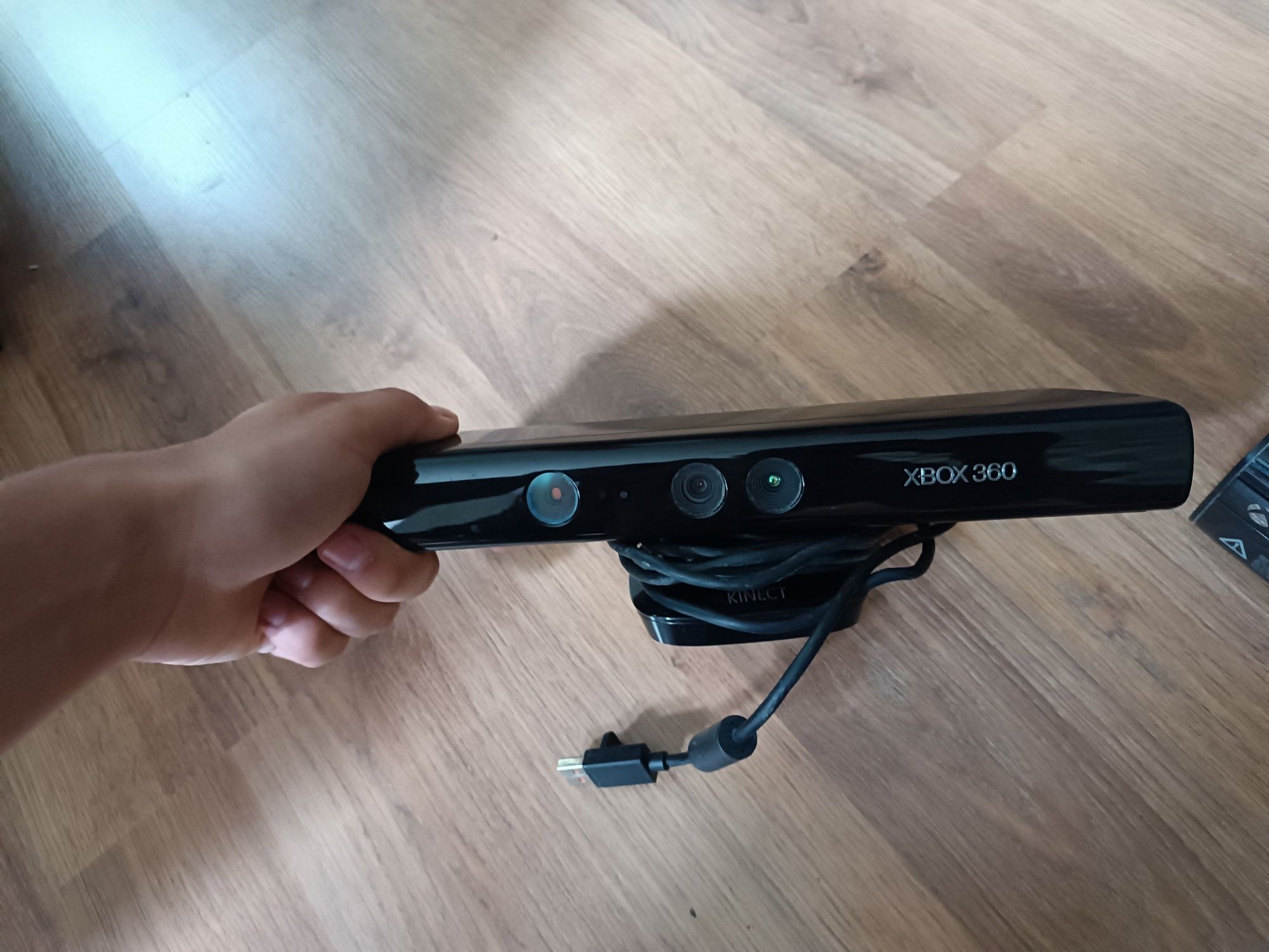 XBOX 360 SLIM E + 2 pady + KINECT + 4 gry + okablowanie