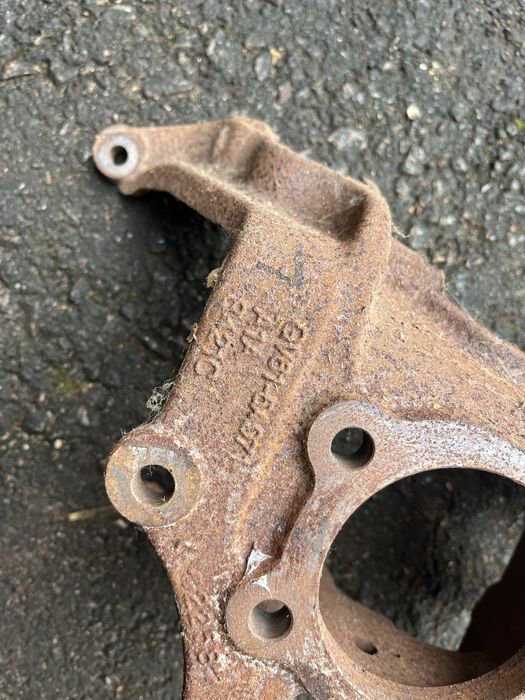 Escape 1.5 задня цапфа ліва gv61-5a971