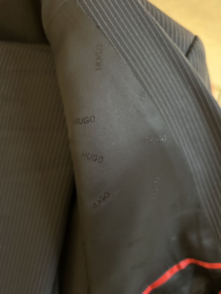 garnitur Hugo Boss r 98 czyli L/XL czarny  w paseczki