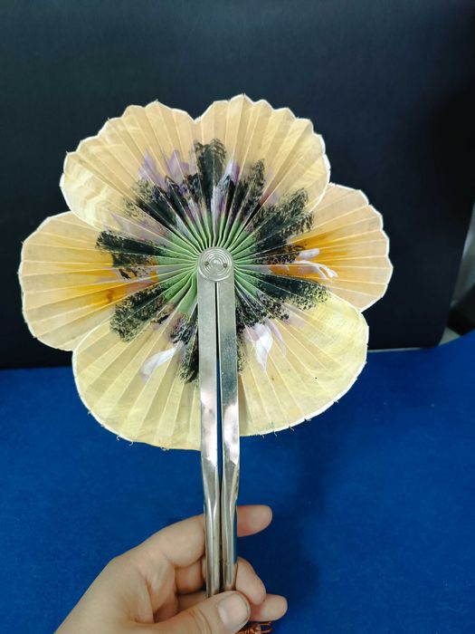 Raro e curioso leque em formato de flor, pintado á mão. Arte Nova.